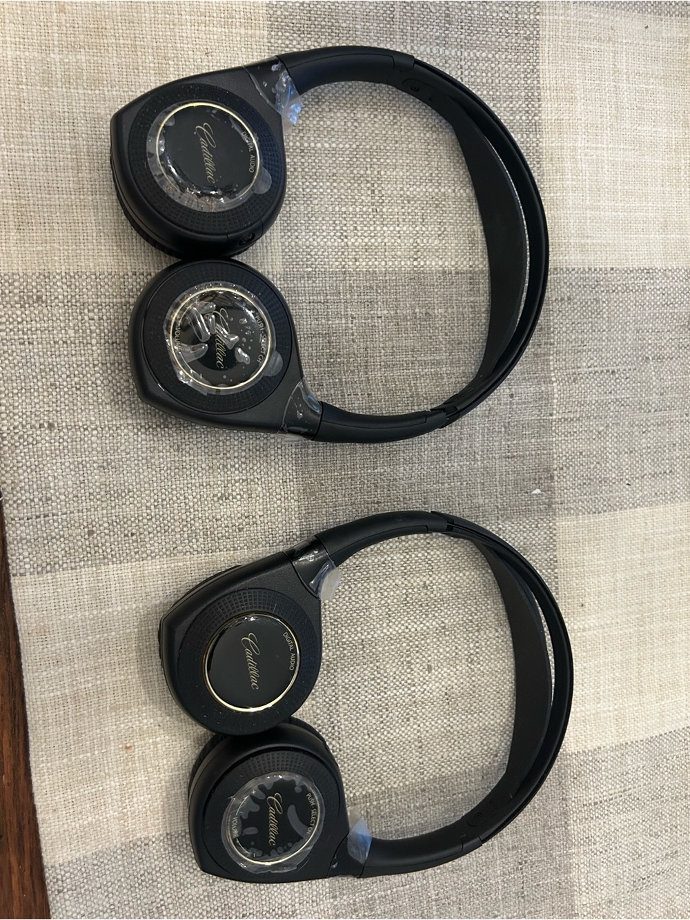New OEM Cadillac Wireless Digital Headphones Pair - Genuine GM 22809931 84255971